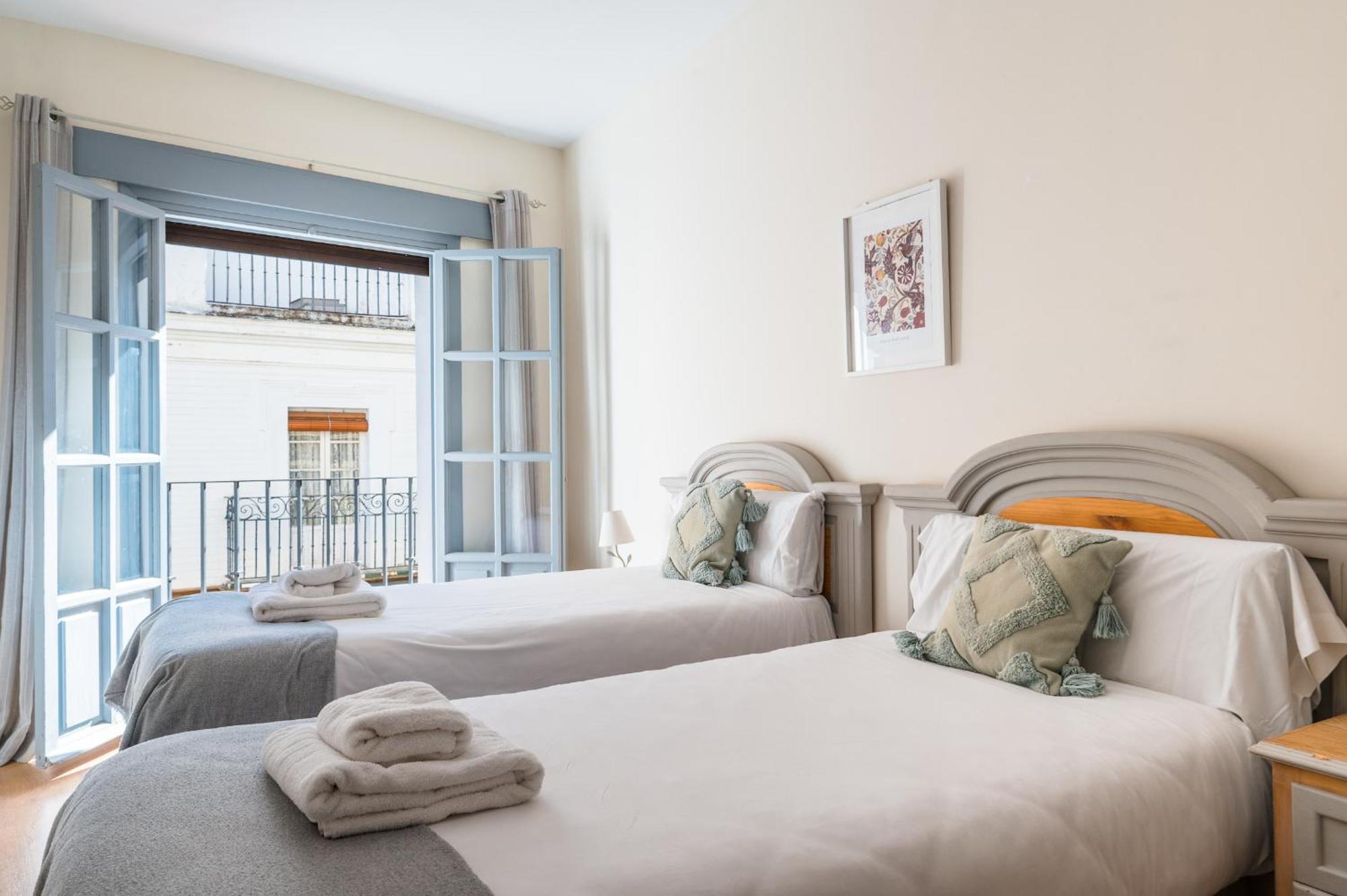 Sierpes 54, By Homing U Apartment Sevilla Bagian luar foto